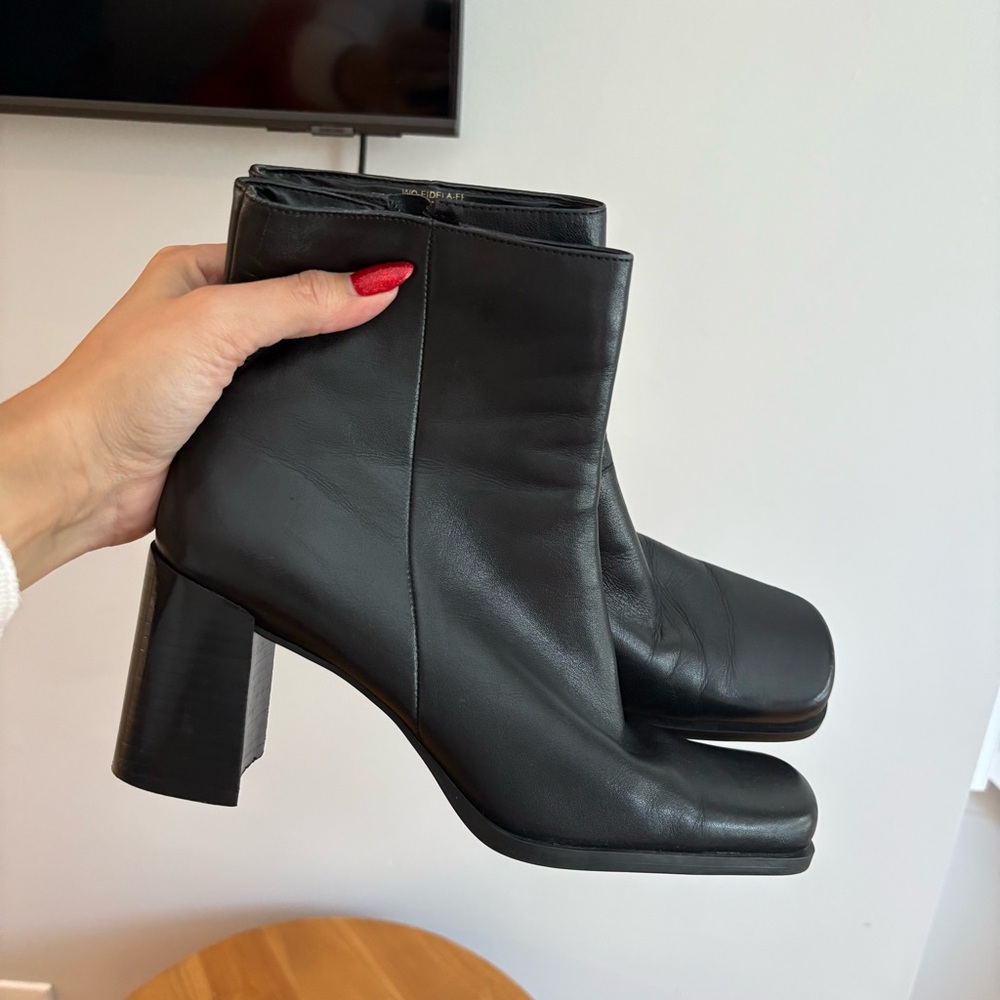 Vintage 90s Y2K square toe black leather boots size 7.5 carolyn bessette